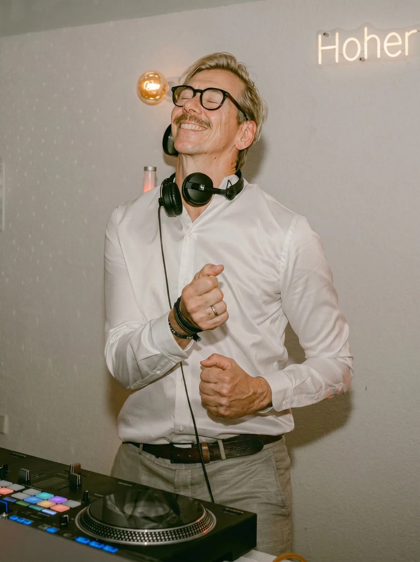 Alex Maus am DJ-Pult mit Kopfhörern, in Aktion