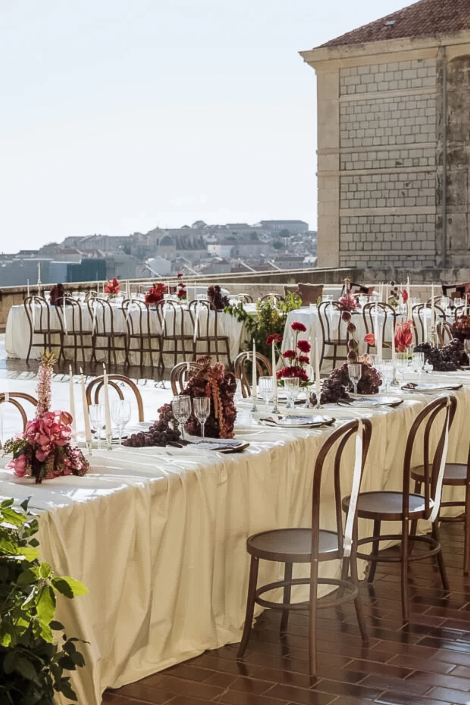 Festlich gedeckte Hochzeitstafel auf einer Terrasse mit Blick über Dubrovnik und das Meer